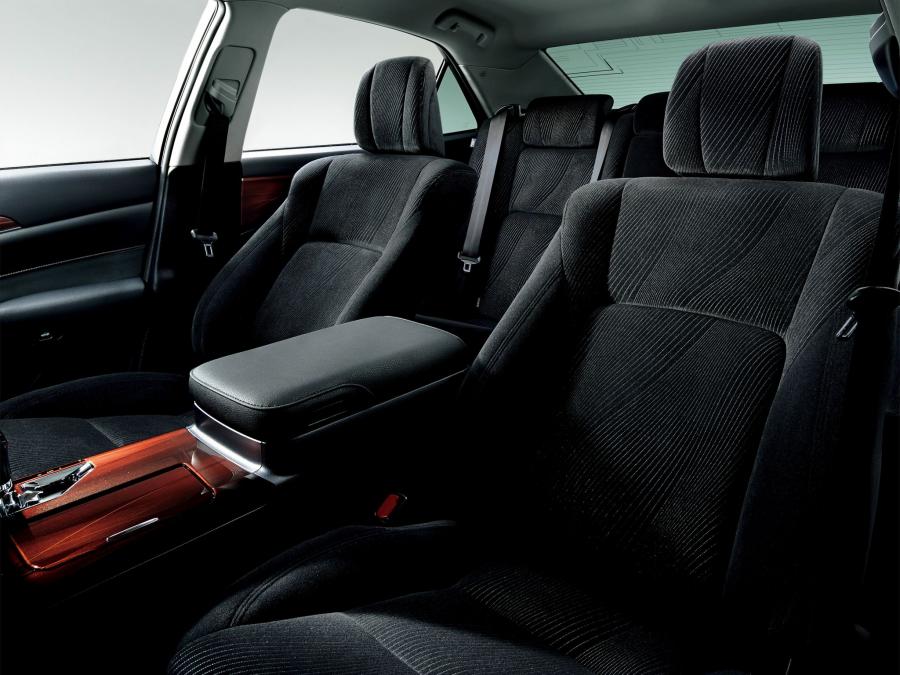Интерьер Toyota Crown Hybrid Royal Saloon Black Style (S210) 2014 года  (фото 4 из 5)